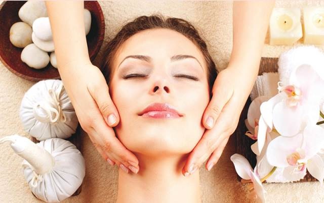 Trẻ hóa và làm sáng da bằng mặt nạ dâu tằm